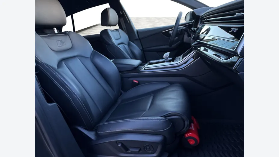 AUDI Q8 -