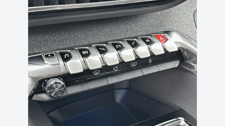 PEUGEOT 3008 -
