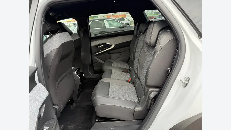 PEUGEOT 5008 -