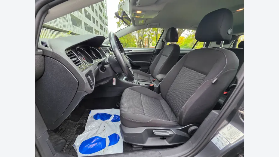 VOLKSWAGEN Golf -