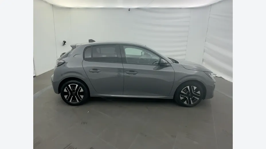 PEUGEOT 208 -