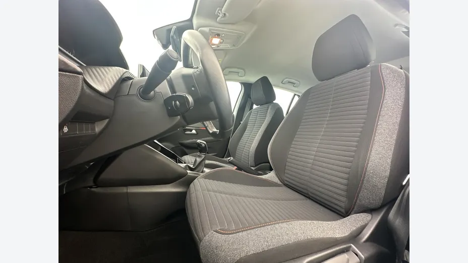 PEUGEOT 208 -