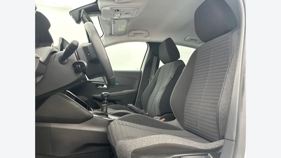 PEUGEOT 208 -