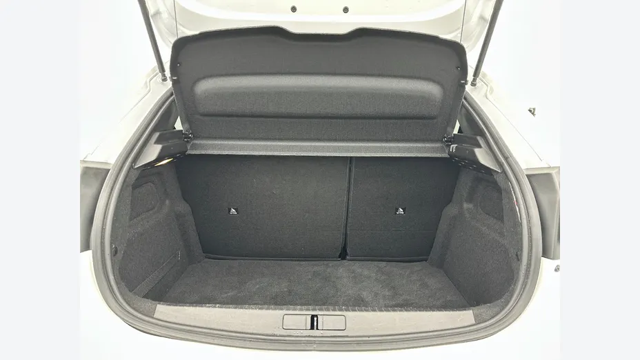 PEUGEOT 208 -