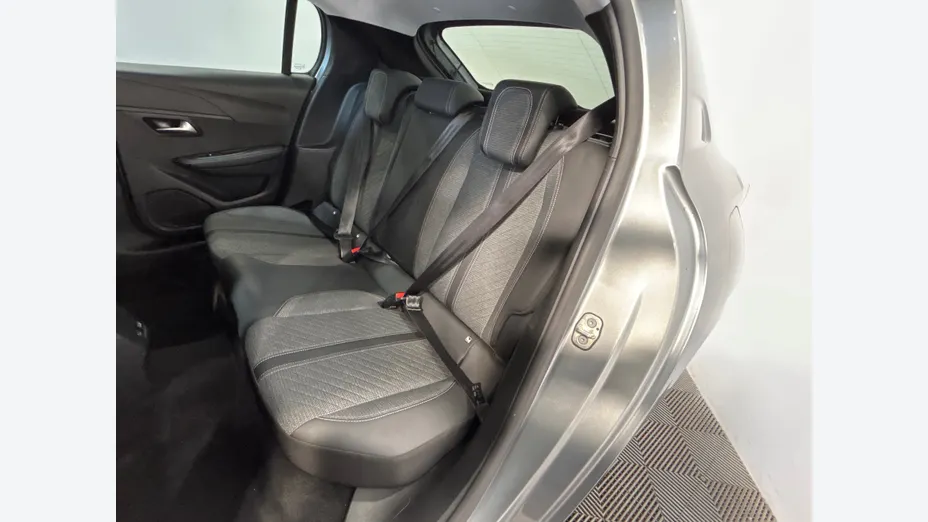 PEUGEOT 208 -