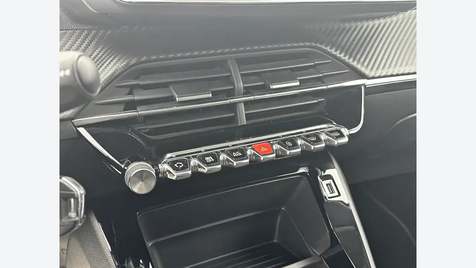 PEUGEOT 208 -