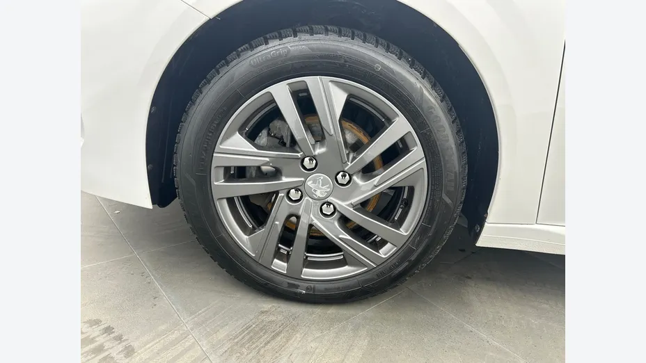 PEUGEOT 208 -