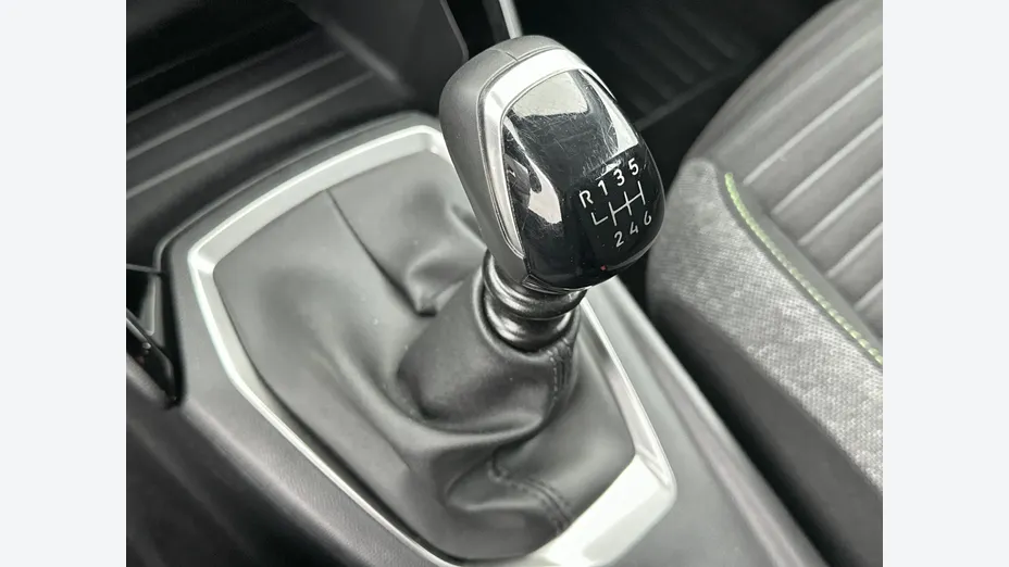 PEUGEOT 208 -