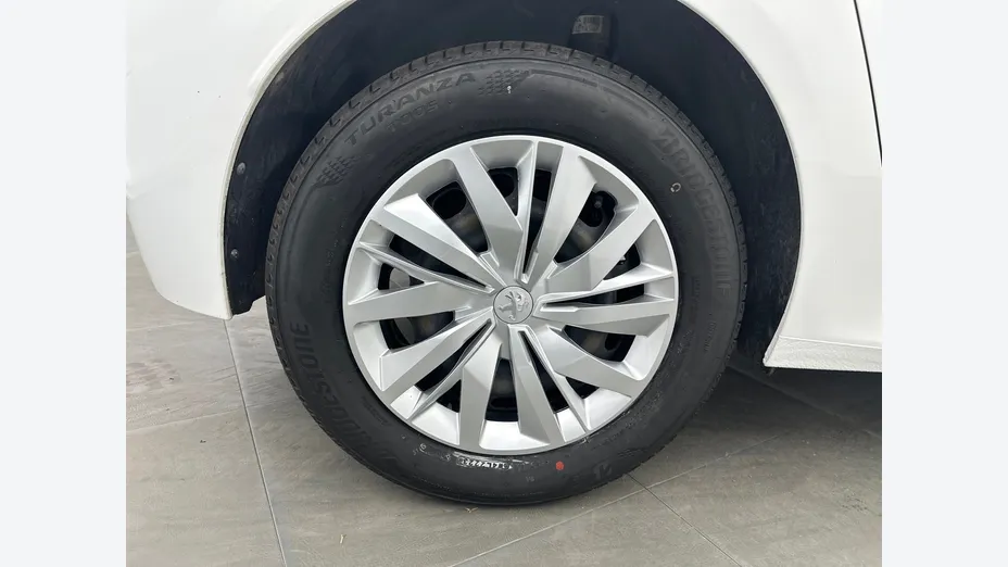 PEUGEOT 208 -