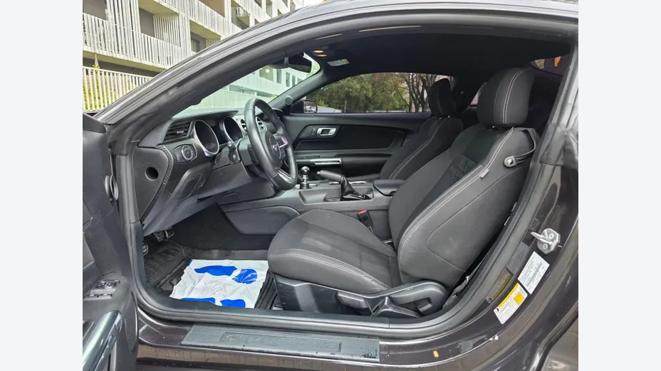 FORD Mustang -