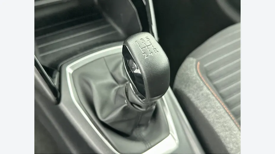 PEUGEOT 208 -