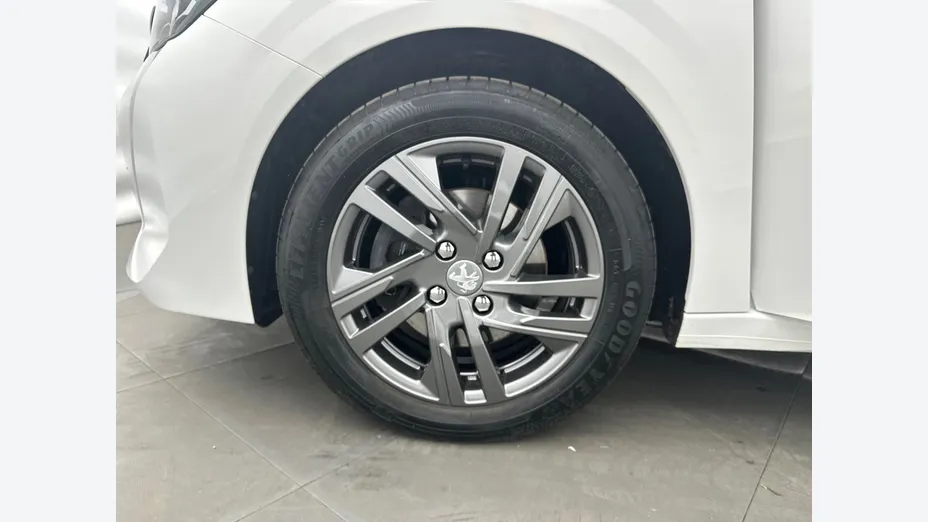 PEUGEOT 208 -