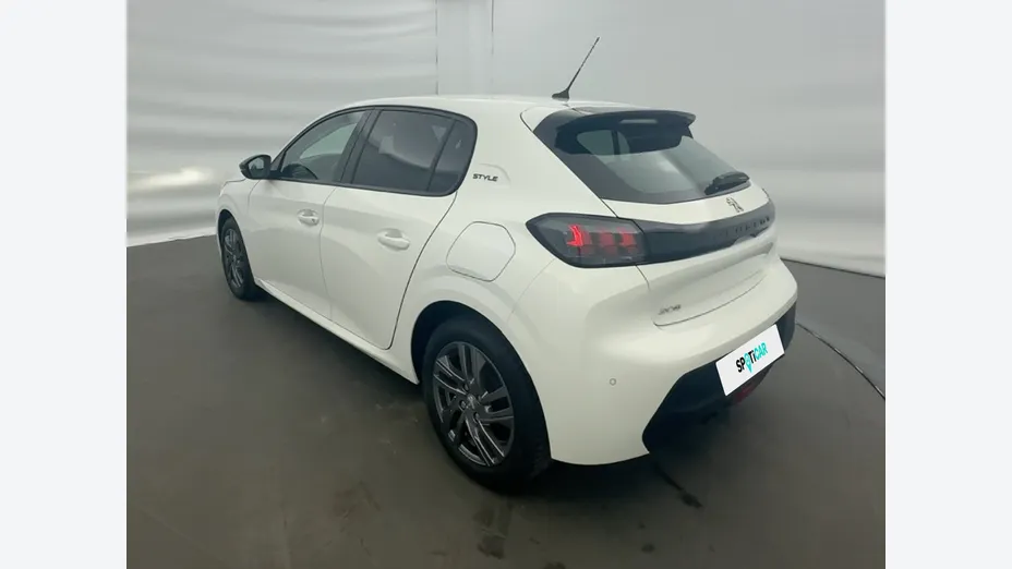 PEUGEOT 208 -
