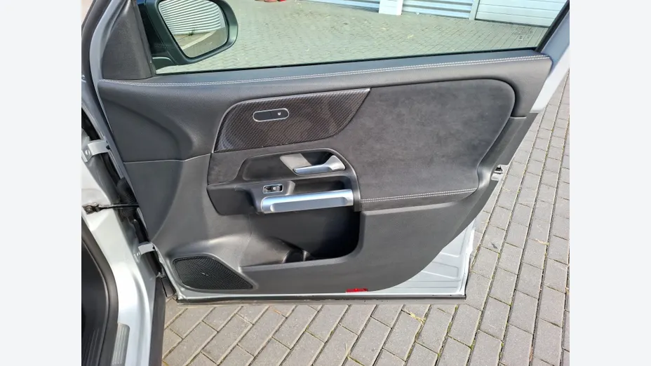 MERCEDES-BENZ GLB GLB 200 mHEV AMG Line 7G-DCT