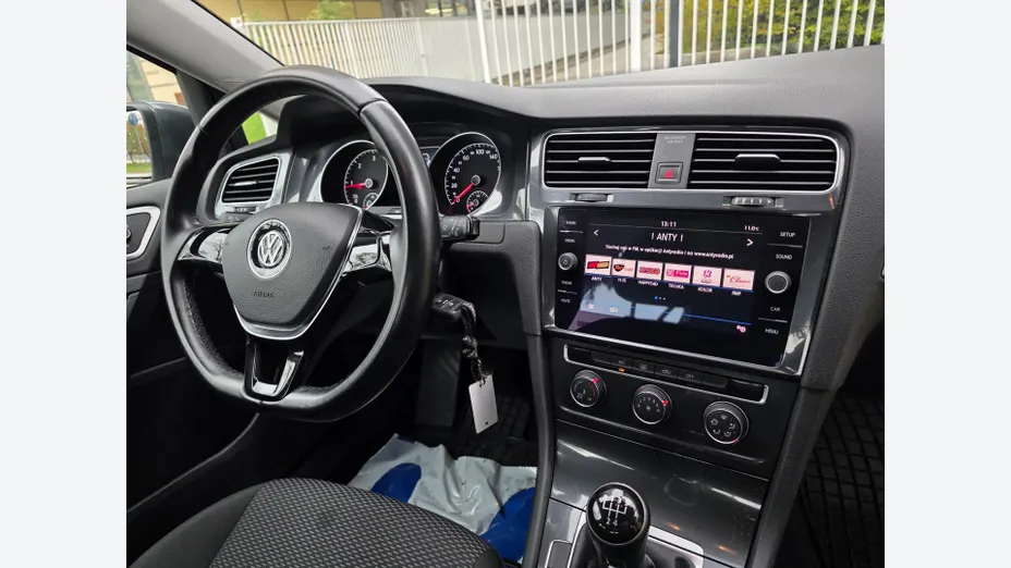 VOLKSWAGEN Golf -