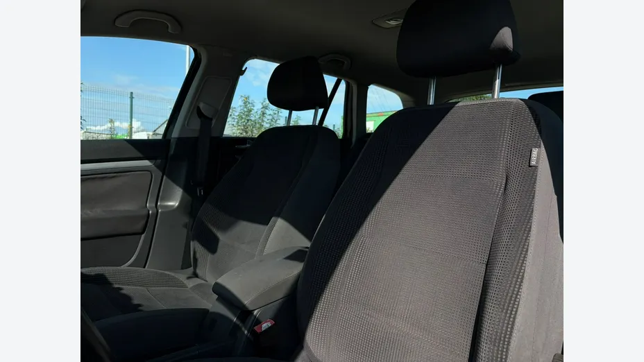 VOLKSWAGEN Golf -