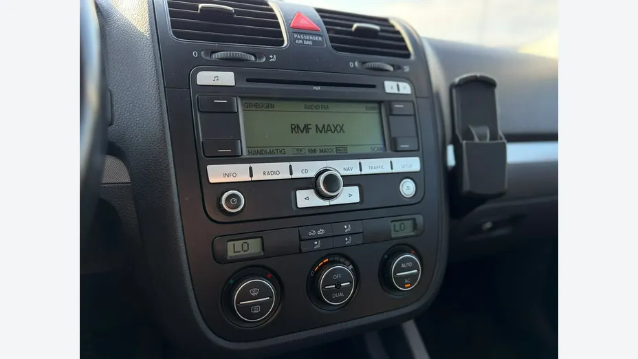 VOLKSWAGEN Golf -