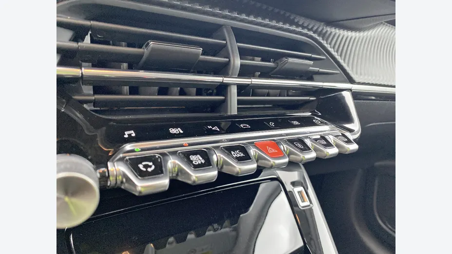 PEUGEOT 208 -