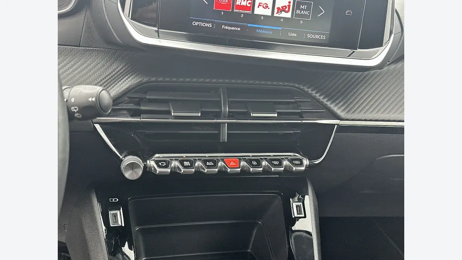 PEUGEOT 208 -