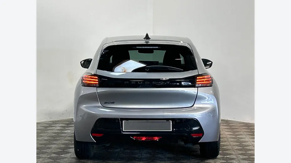 PEUGEOT 208 -