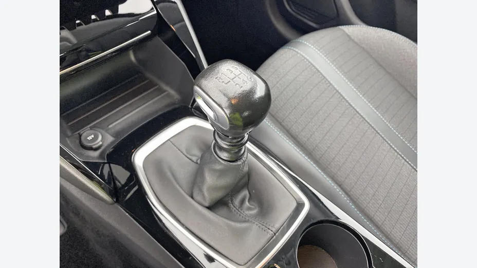 PEUGEOT 208 -