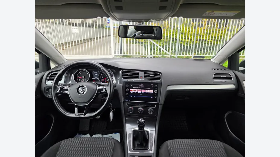 VOLKSWAGEN Golf -