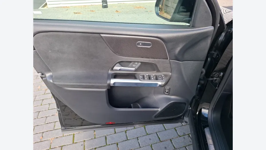 MERCEDES-BENZ GLB GLB 200 mHEV AMG Line 7G-DCT