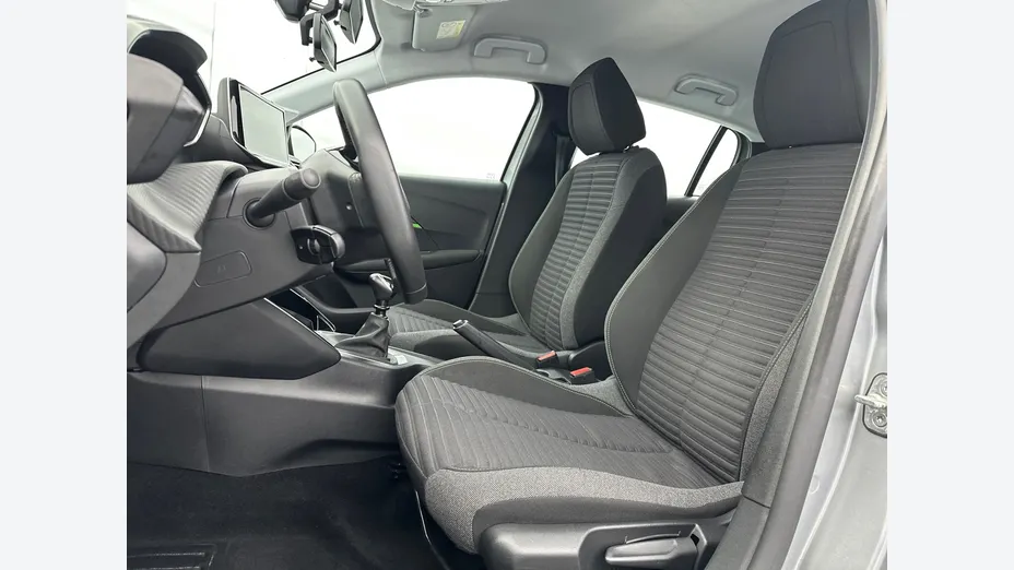 PEUGEOT 208 -