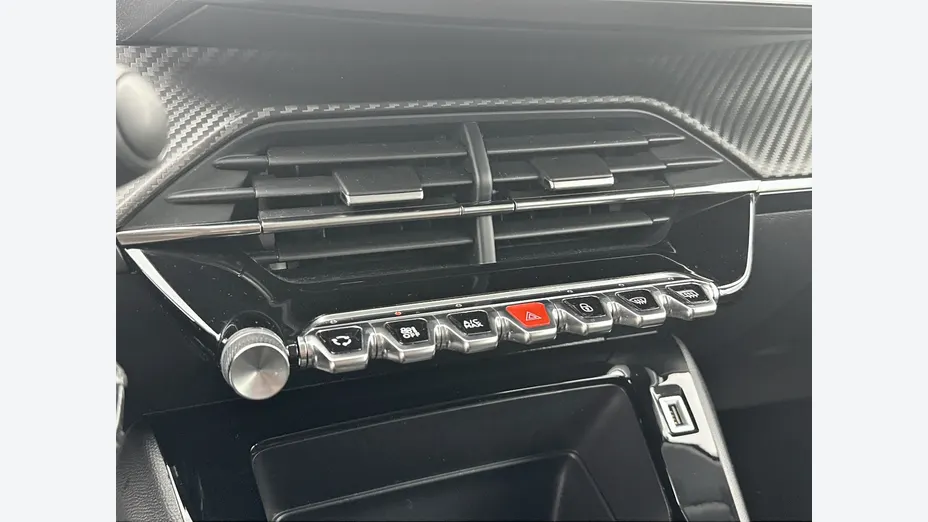 PEUGEOT 208 -