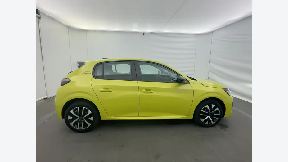PEUGEOT 208 -