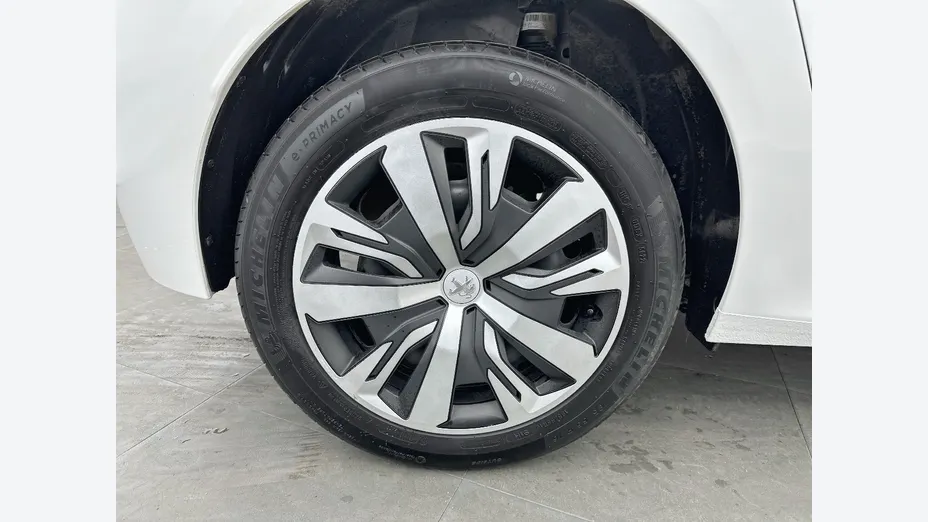 PEUGEOT 208 -