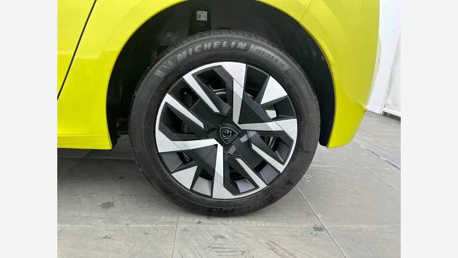 PEUGEOT 208 -