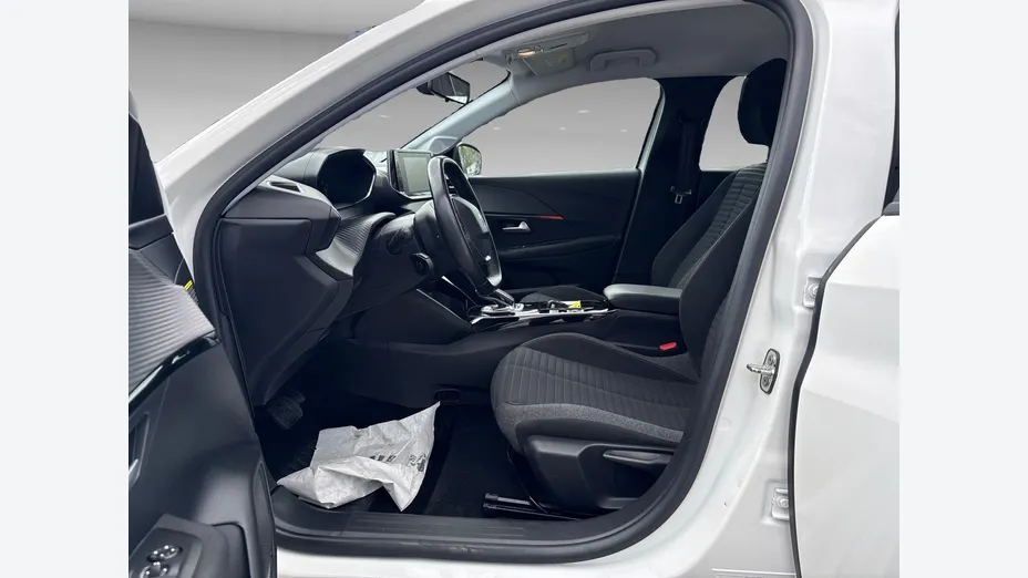 PEUGEOT 208 -