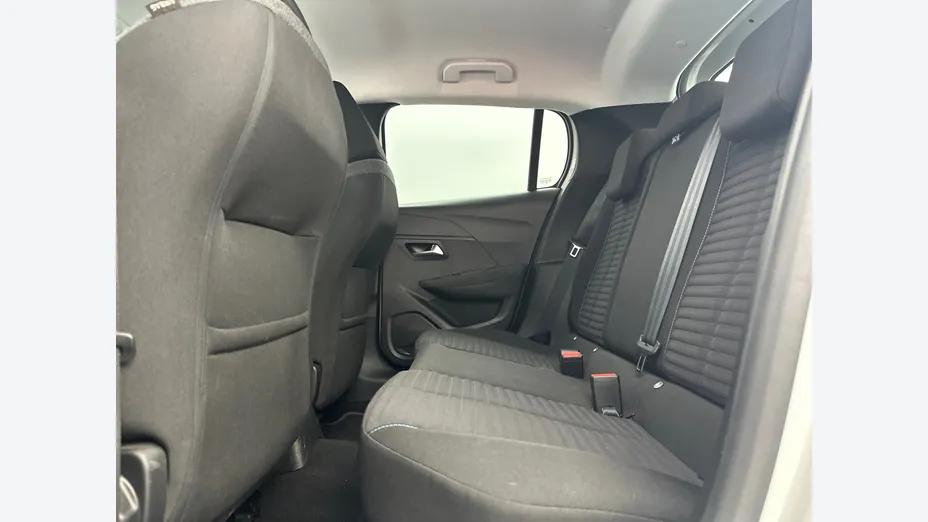 PEUGEOT 208 -
