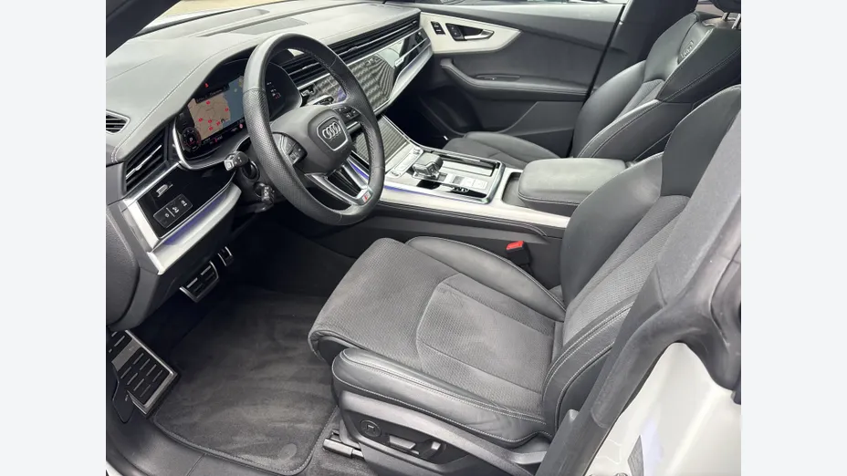 AUDI Q8 -