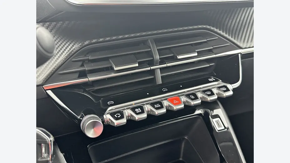 PEUGEOT 208 -