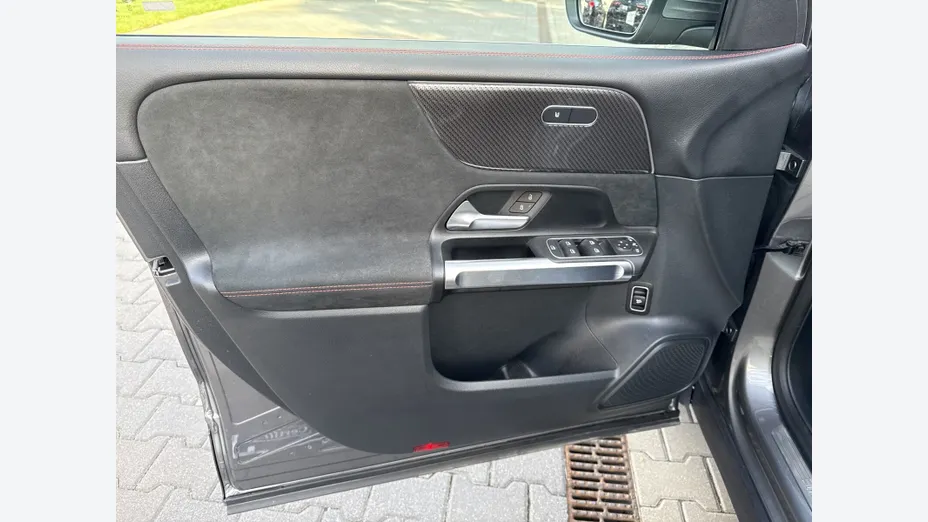 MERCEDES-BENZ GLB GLB 200 mHEV AMG Line 7G-DCT
