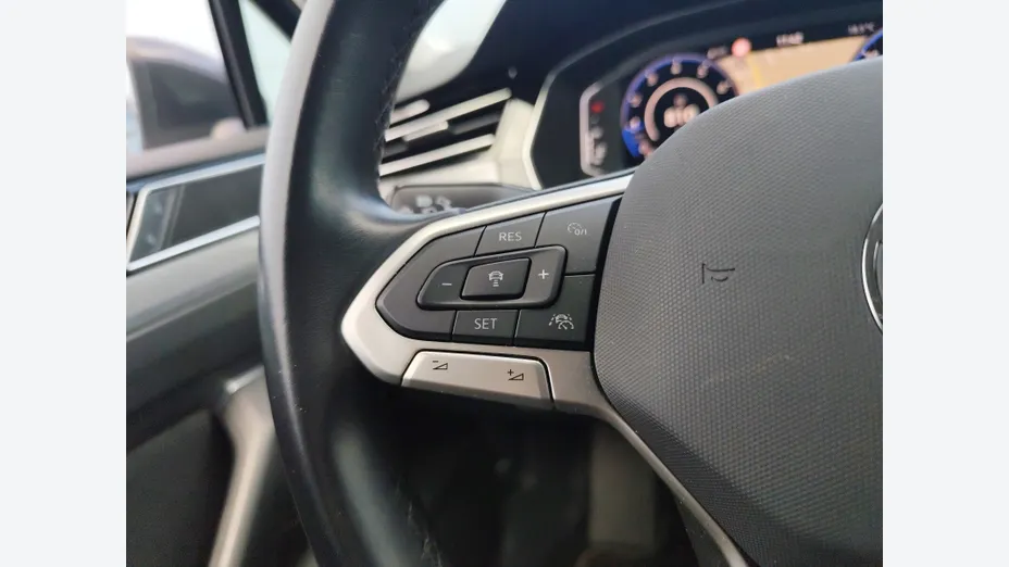 VOLKSWAGEN Passat -