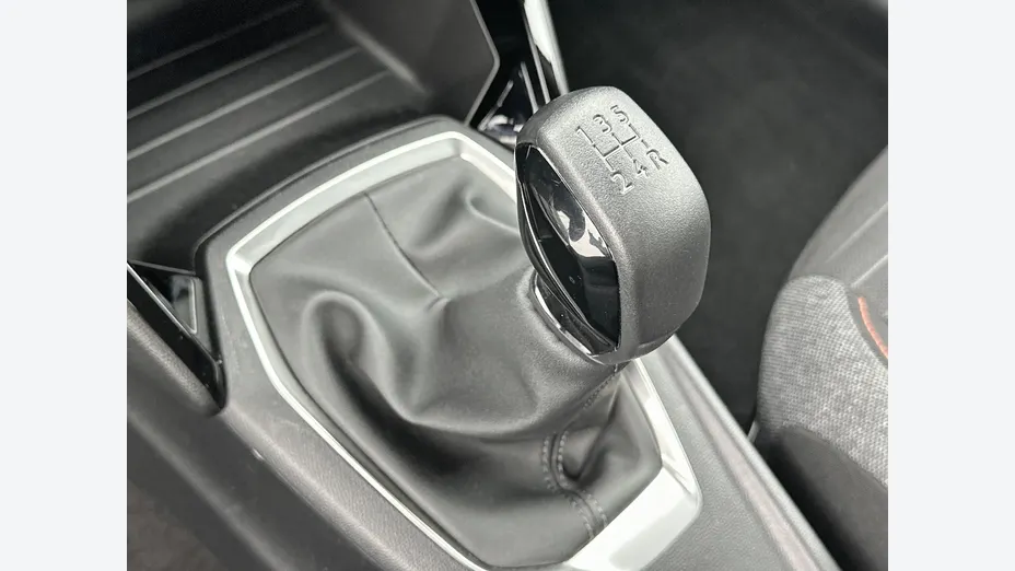 PEUGEOT 208 -