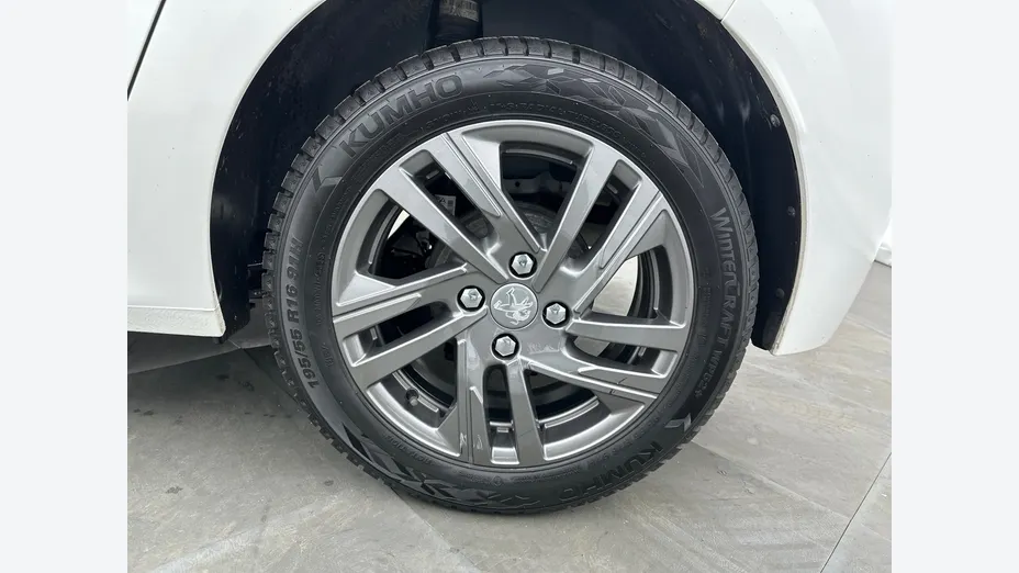 PEUGEOT 208 -