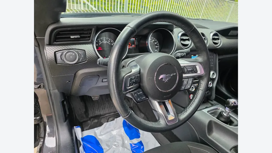 FORD Mustang -