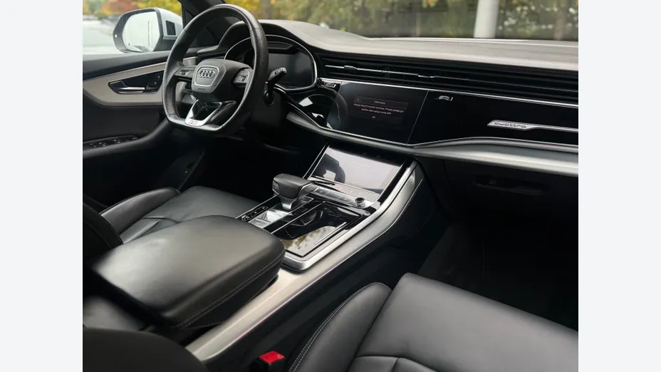 AUDI Q8 -