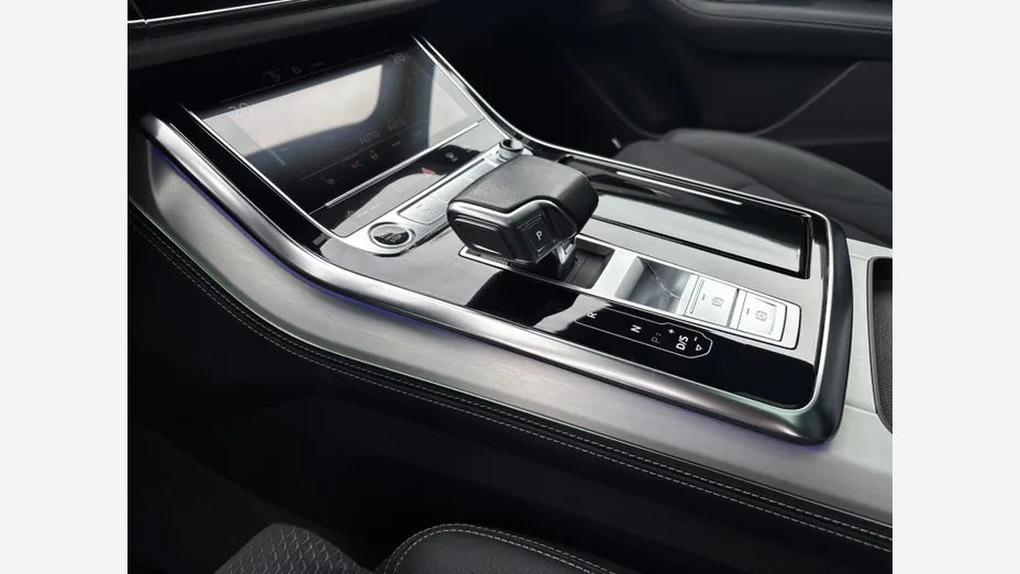 AUDI Q8 -