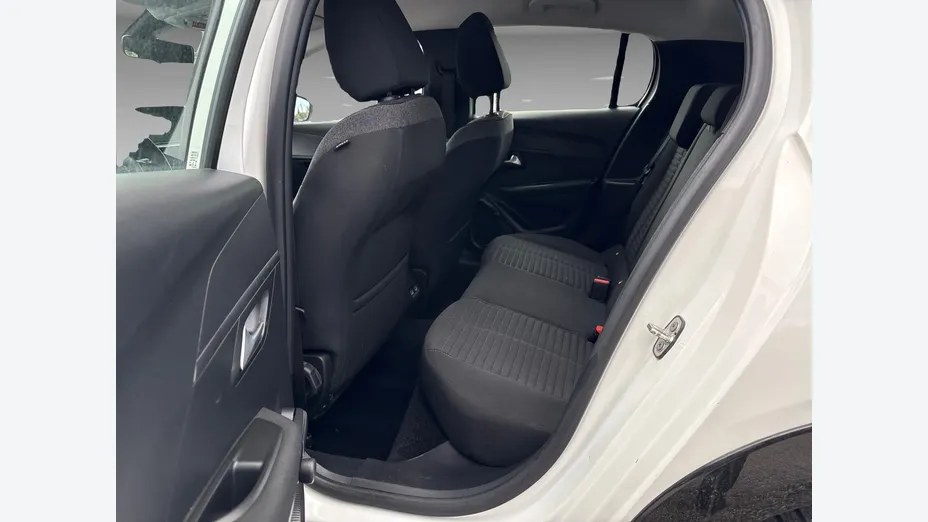 PEUGEOT 208 -