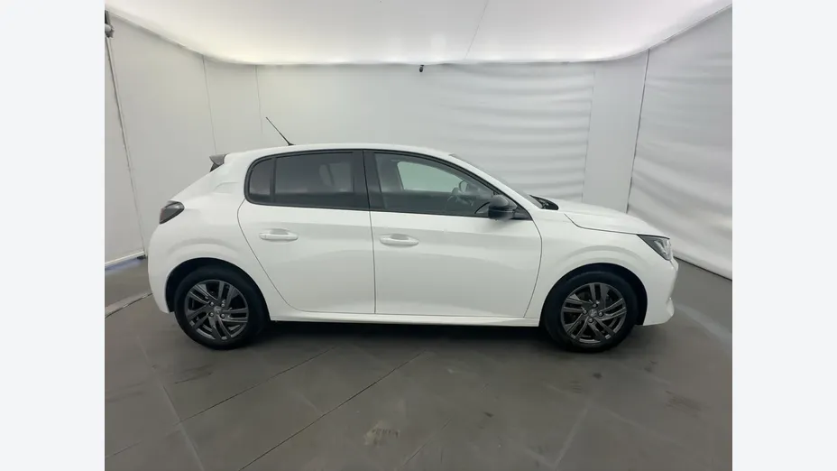 PEUGEOT 208 -