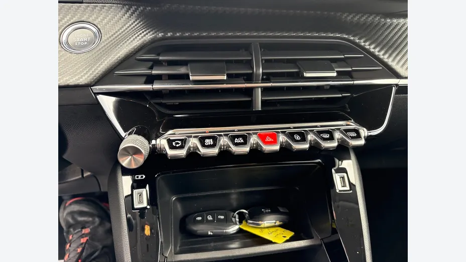 PEUGEOT 208 -