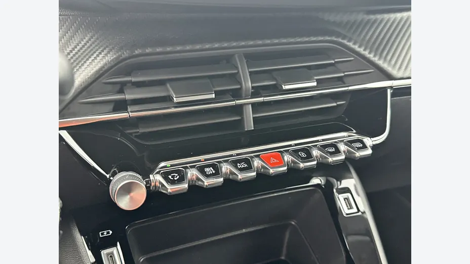 PEUGEOT 208 -