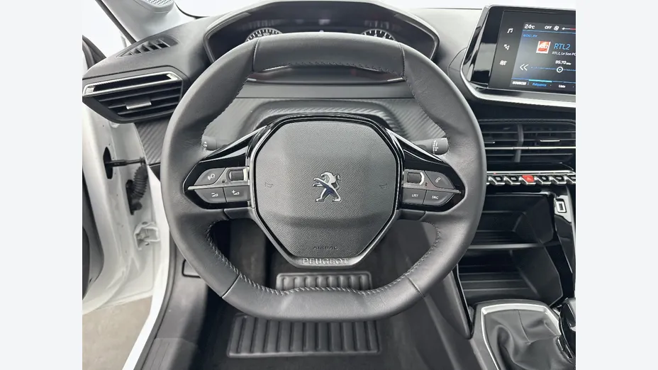 PEUGEOT 208 -