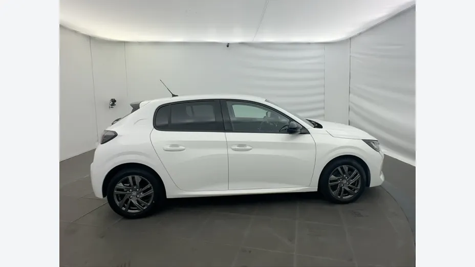 PEUGEOT 208 -