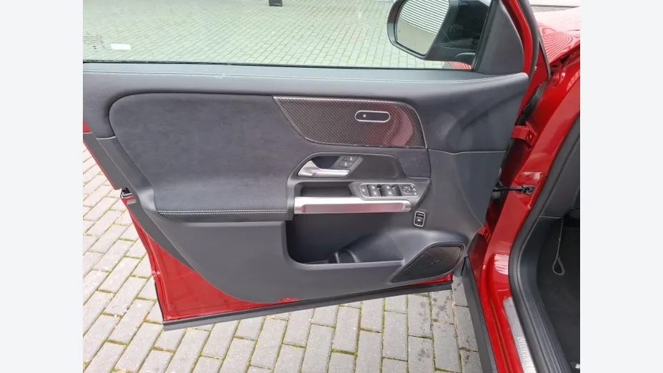 MERCEDES-BENZ GLB GLB 200 mHEV AMG Line 7G-DCT